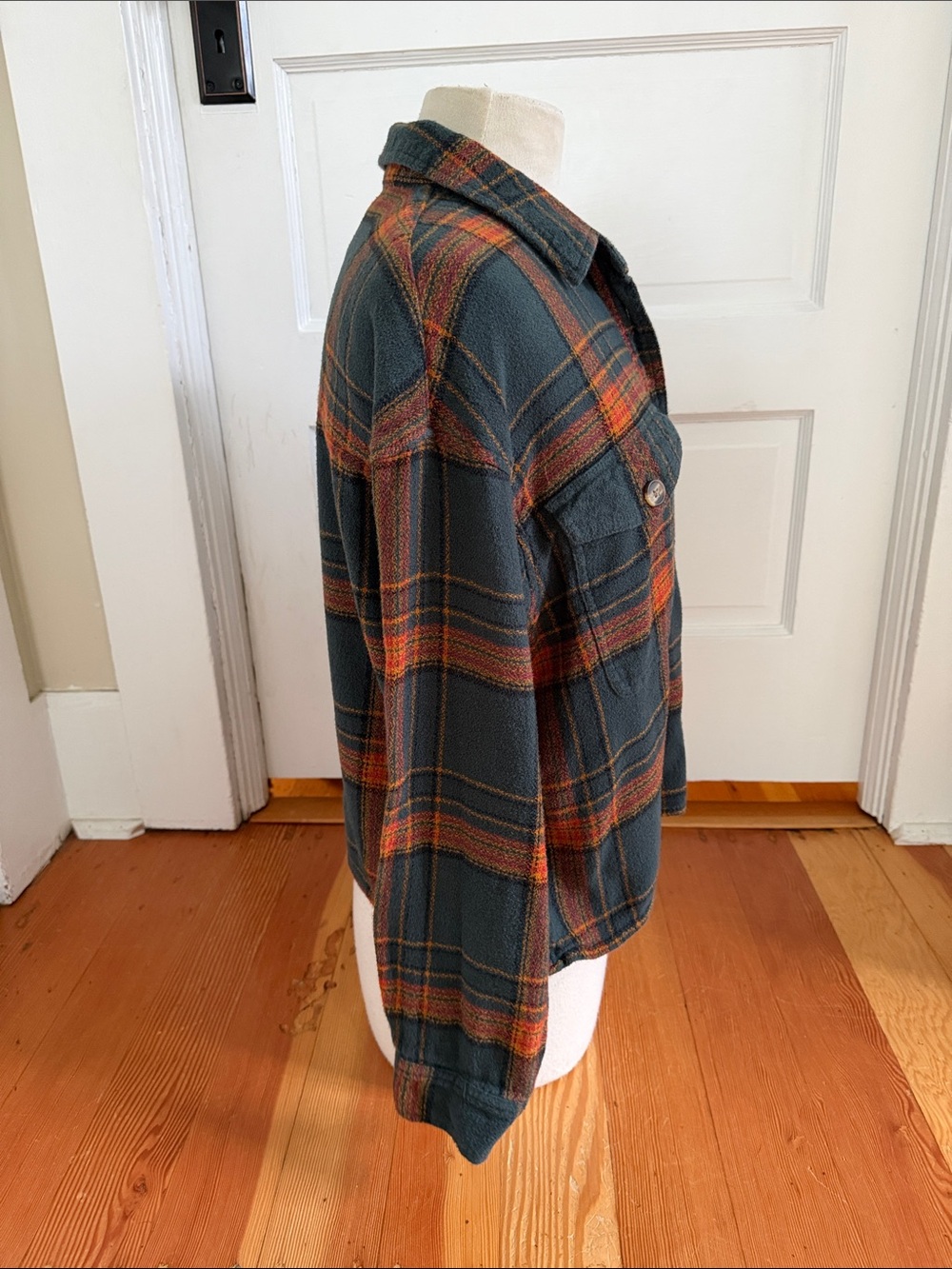 American Eagle Cropped Boxy Plaid Long Sleeve Button Down Shirt Large - Picture 4 of 7